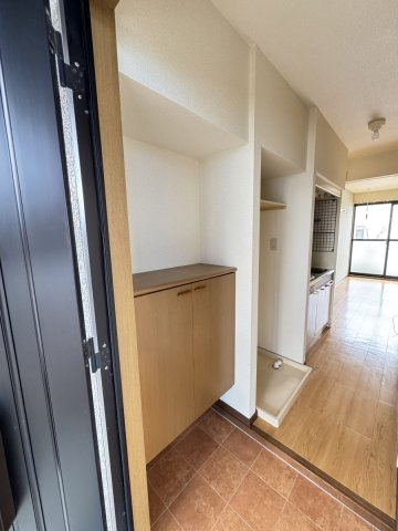 ビューラMの玄関|※退去前のため、別部屋の写真です。