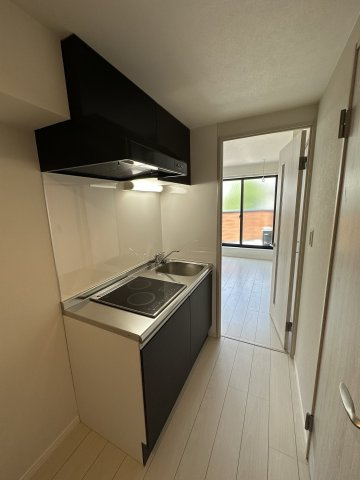 ベイルーム横須賀中央Ⅱのキッチン|２口ＩＨヒーターで料理する方も満足♪キッチン収納スペースも豊富です★