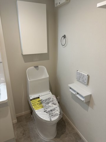 ベイルーム横須賀中央Ⅱのトイレ|温水洗浄便座付き＆便利な収納付きです♪