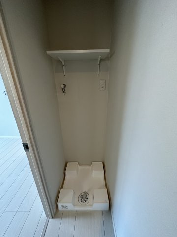 ベイルーム横須賀中央Ⅱのその他|室内洗濯機置場の上には棚があります！
