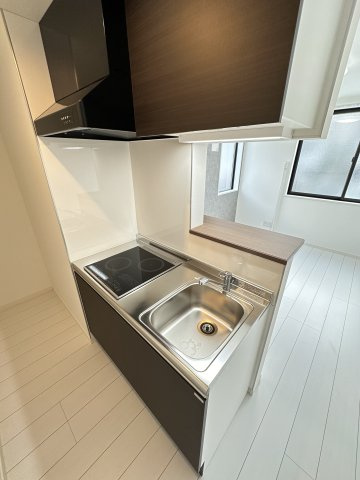 ベイルーム横須賀堀ノ内プレミアのキッチン|コンパクトなキッチンで掃除もラクラク