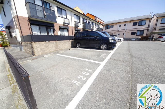 メゾンソレーユの駐車場