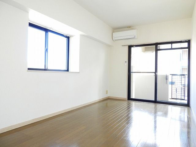 ヴェルジュ平尾の居間・リビング