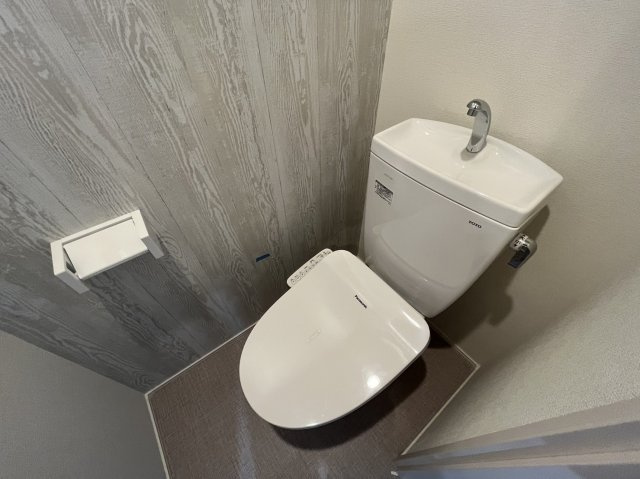 ハーモニーテラス上中里のトイレ|落ち着いた色調のトイレです