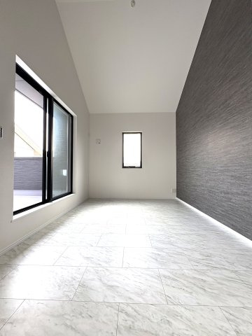 藤沢駅徒歩12分×ホテルライクなデザイン邸宅の居間・リビング