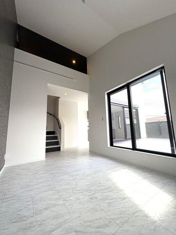 藤沢駅徒歩12分×ホテルライクなデザイン邸宅の居間・リビング