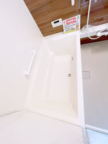 新築戸建・新築建売　本庄市本庄4丁目　東小・東中の浴室|浴槽には手摺があるので湯舟の出入りに体を支えられるので滑って転ぶリスクを減らせます！