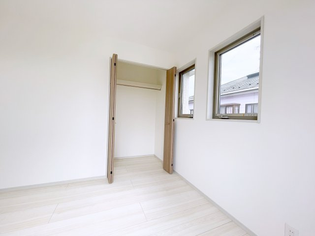 新築戸建・新築建売　本庄市本庄4丁目　東小・東中の洋室|2面採光で明るい洋室です！ホワイト基調の爽やか空間からバルコニーにも出られます♪