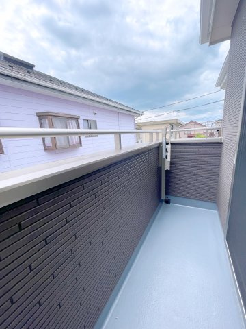 新築戸建・新築建売　本庄市本庄4丁目　東小・東中のバルコニー|少量の洗濯物を干すのには十分の広さ！お手入れもしやすいです！