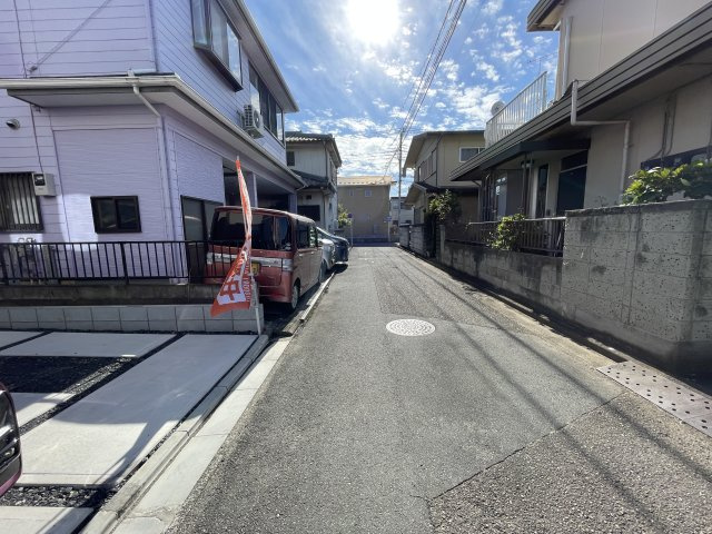 新築戸建・新築建売　本庄市本庄4丁目　東小・東中の前面道路含む現地写真|車通りが少なく静かな住宅街に立地♪前面道路も穏やかな雰囲気でゆったりとした暮らしができます♪