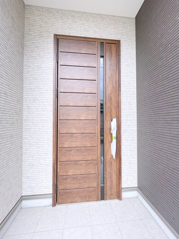 新築戸建・新築建売　本庄市本庄4丁目　東小・東中の玄関|奥行きがあるので雨が降っても開閉に心配ありません！