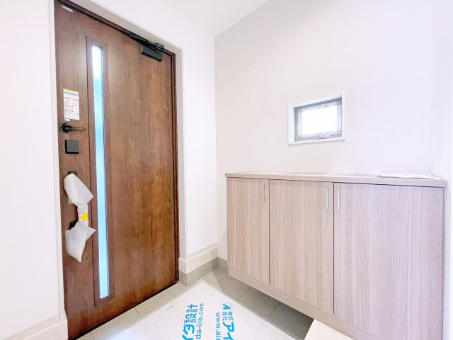 新築戸建・新築建売　本庄市本庄4丁目　東小・東中の玄関|小窓があるので採光も入り、日中も明るいので嬉しいですね♪