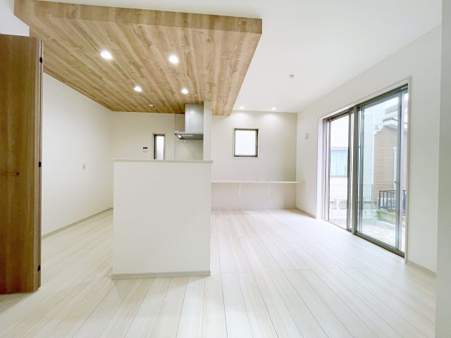 新築戸建・新築建売　本庄市本庄4丁目　東小・東中の居間・リビング|ダイニングには大きな窓があり明るい陽射しが差し込む開放的で心地よい空間です！