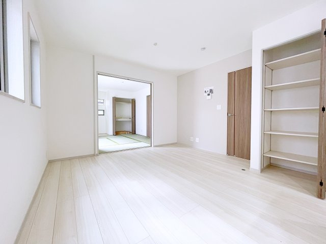 新築戸建・新築建売　本庄市本庄4丁目　東小・東中の居間・リビング|ホワイトを基調とした明るく開放的なLDKです！