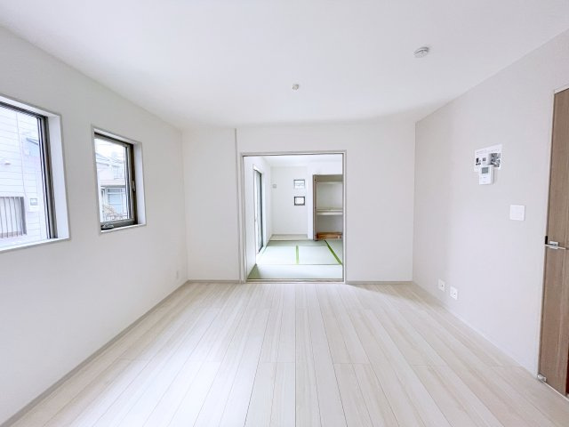 新築戸建・新築建売　本庄市本庄4丁目　東小・東中の居間・リビング|和洋室の扉を開放することでよりリビングが広く感じられます！