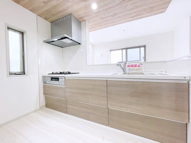 新築戸建・新築建売　本庄市本庄4丁目　東小・東中のキッチン|カウンター越しに会話が弾む、家族とのつながりを感じられる対面キッチンです！