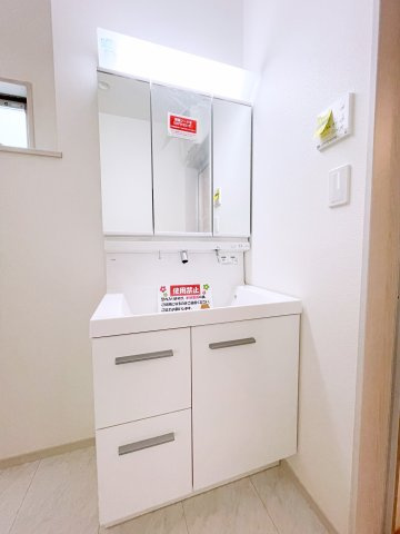 新築戸建・新築建売　本庄市本庄4丁目　東小・東中の独立洗面台|三面鏡タイプの独立洗面台で、身だしなみチェックも収納力も◎洗面まわりもすっきり清潔に保てます！
