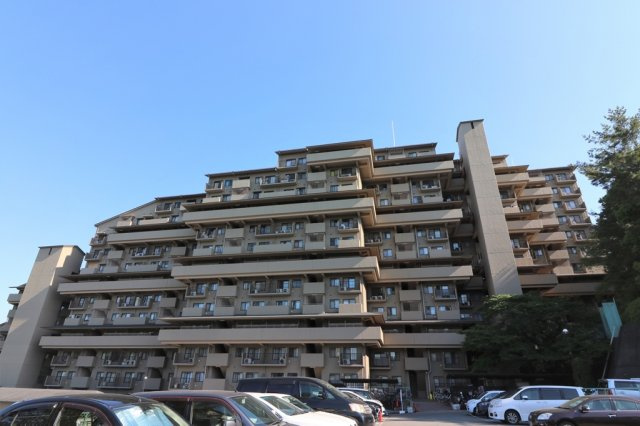 ユニハイム千里丘1号棟の外観