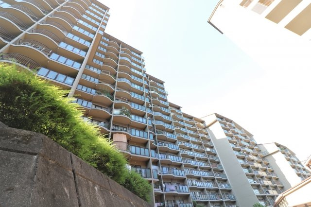 ユニハイム千里丘1号棟の外観