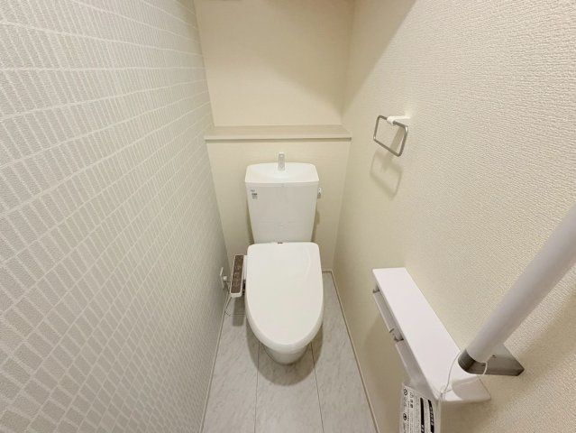 【商談中】リーブルガーデン　岐阜市島田　全3区画分譲のトイレ|超表面平滑加工とイオンパワーの「セフィオンテクト」加工で、汚れが付きにくく落ちやすい仕様で清潔です。
便器にフチがないので汚れが隠れて見えない部分がありません。お手入れがとってもラクラクです。
