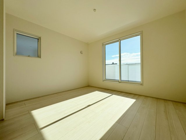 【商談中】リーブルガーデン　岐阜市島田　全3区画分譲の寝室|すべての居室にはたっぷり収納できる大型のクローゼット、各室に２４時間換気システムを設置しています。
排気ファンから低風量で24時間強制排気し、家の中の空気をいつも新鮮に保ちます。
