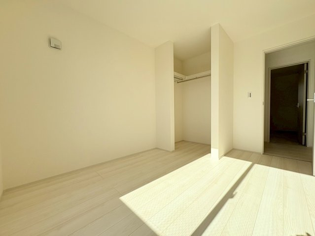 【商談中】リーブルガーデン　岐阜市島田　全3区画分譲の洋室|全居室にたっぷり収納できる大型クローゼット、居室部分の窓ガラスには間に空気層を設けたペアガラスを採用。
高い断熱性と共にガラス面の結露対策にも効果を発揮します。