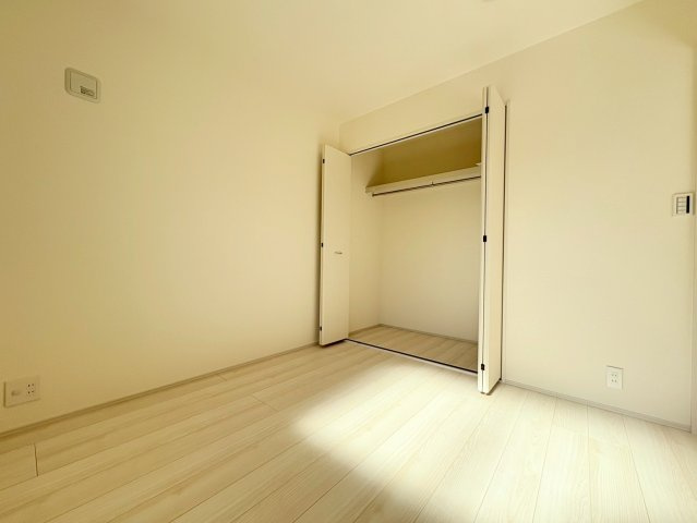 【商談中】リーブルガーデン　岐阜市島田　全3区画分譲の洋室|全居室にたっぷり収納できる大型クローゼット、居室部分の窓ガラスには間に空気層を設けたペアガラスを採用。
高い断熱性と共にガラス面の結露対策にも効果を発揮します。