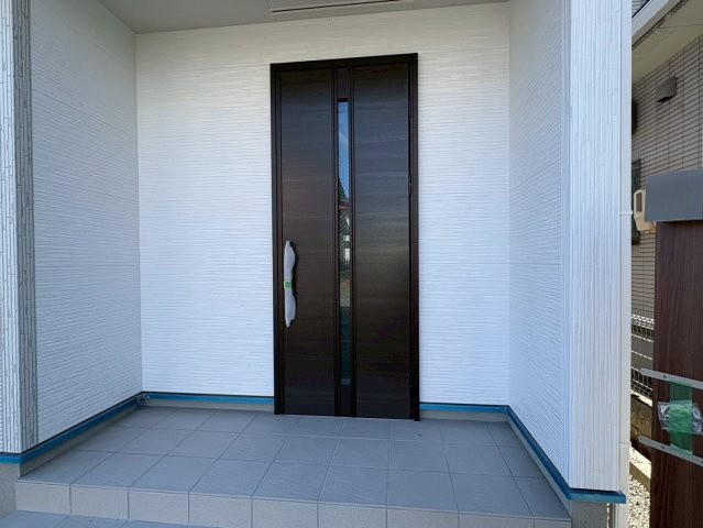 【商談中】リーブルガーデン　岐阜市島田　全3区画分譲の玄関|【ピッキング防止機能付き玄関ドア錠】玄関ドアの鍵は上下に２つあり、内側の下段は脱着サムターンキー。
鍵を不正に開錠されても、もう１つの鍵でピッキングを防ぎます。防犯性の高い仕様になっています。