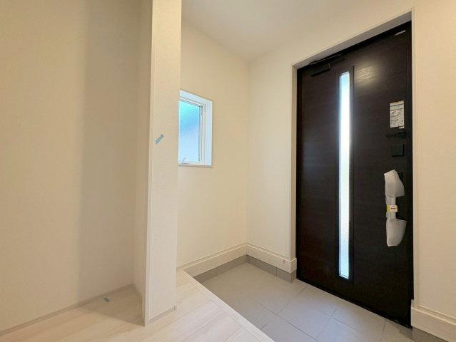 【商談中】リーブルガーデン　岐阜市島田　全3区画分譲の玄関|大容量のシューズ収納付きで玄関周りもすっきり！玄関ドアからの光が玄関ホールを明るくしてくれます。