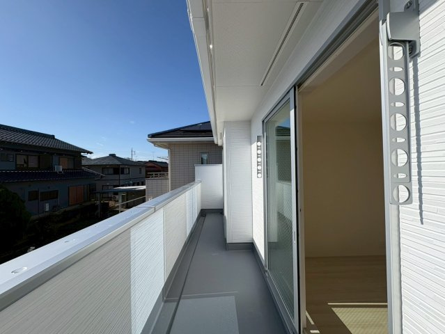 【商談中】リーブルガーデン　岐阜市島田　全3区画分譲のバルコニー|バルコニーは南向きで洗濯物もよく乾きます！強度と表面積硬度を持つFPRで防水しています。
