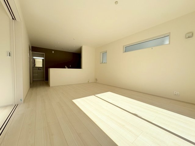 【商談中】リーブルガーデン　岐阜市島田　全3区画分譲の居間・リビング|明るい日差しをふんだんに取り込んだリビングダイニングは家族の笑顔につつまれた素敵な空間になります。
一建設の家は精度が高く丈夫な工法を採用し、「住宅トップランナー基準」に対応しています。