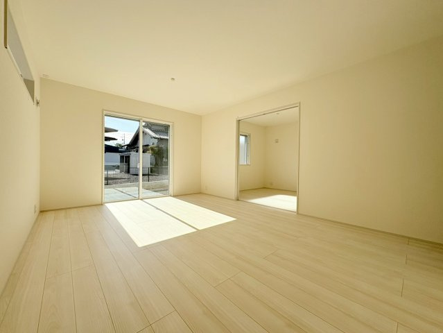 【商談中】リーブルガーデン　岐阜市島田　全3区画分譲の居間・リビング|明るい日差しをふんだんに取り込んだリビングダイニングは家族の笑顔につつまれた素敵な空間になります。
一建設の家は精度が高く丈夫な工法を採用し、「住宅トップランナー基準」に対応しています。