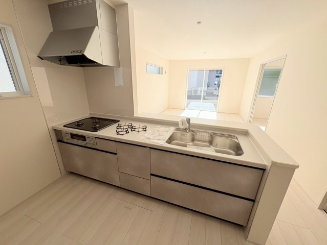 【商談中】リーブルガーデン　岐阜市島田　全3区画分譲のキッチン|機能的で手入れがしやすいシステムキッチンでお掃除も楽々。蛇口は浄水器内蔵型で節湯CI対応水栓です。　
人造大理石カウンターやキッチンパネルなど明るくきれいにお使いいただけます。