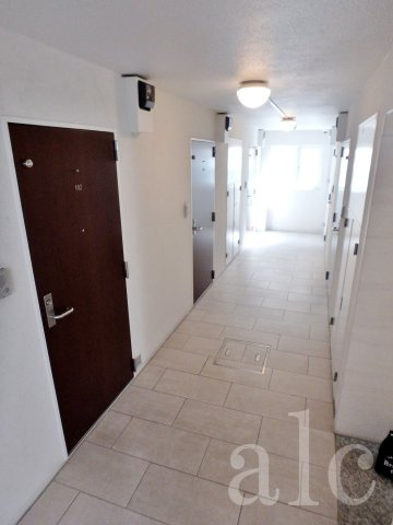 SOCIETY SHINNAKANO (ソサエティ新中野)の玄関|共用廊下部分