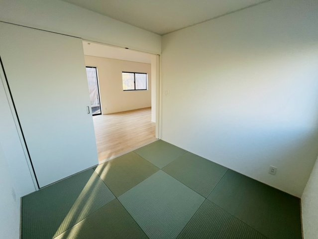 【Cradle Garden】　結城市結城　第４３　全４邸の和室|〇５号棟　和室　4.5帖〇
リビングと続き間の和室です。お子様のお昼寝スペースとしてもご活用いただけます♪リビングにいながらお子様の様子を見守ることができます（＾＾）
2025年12月撮影