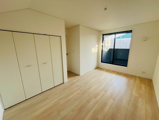 【Cradle Garden】　結城市結城　第４３　全４邸の洋室|〇５号棟　洋室　8帖〇
バルコニー面するクローゼット付き主寝室。バルコニーへ出入りすることが出来るのでお布団を干す際にとても便利です♪
2025年12月撮影