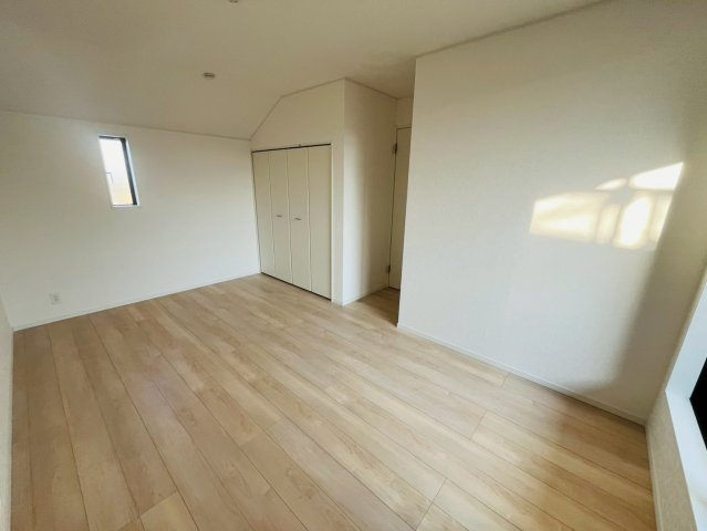 【Cradle Garden】　結城市結城　第４３　全４邸の洋室|〇５号棟　洋室　8帖〇
大きなベッドを置いてもゆとりのある広さです（＾＾）
2025年12月撮影