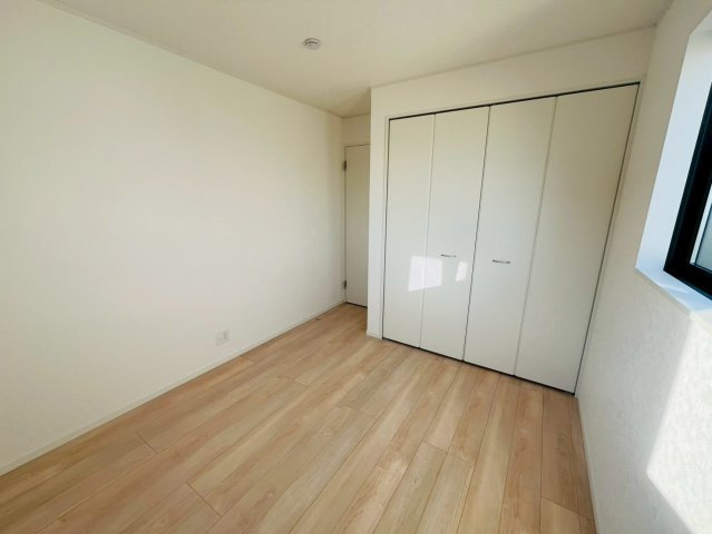 【Cradle Garden】　結城市結城　第４３　全４邸の洋室|〇５号棟　洋室　5.2帖〇
各居室収納付き！窓から明るい日差しが差し込みます♪
2025年12月撮影