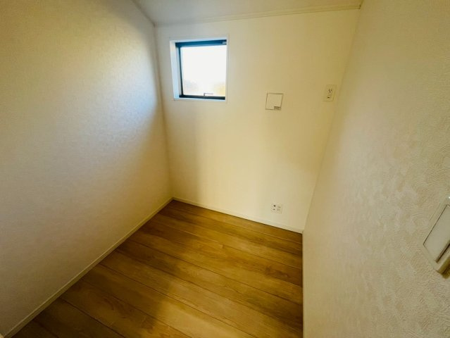 【Cradle Garden】　結城市結城　第４３　全４邸のその他|〇５号棟　テレワークルーム〇
在宅ワークが増えた方へ♪デスクを置いて、集中してお仕事をすることができます。他にも、収納や趣味の部屋など様々な用途で使用できます！
2025年12月撮影