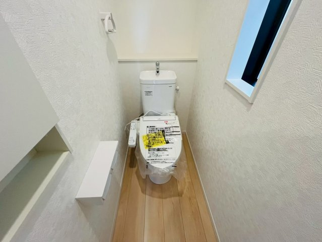 【Cradle Garden】　結城市結城　第４３　全４邸のトイレ|〇５号棟　トイレ〇
収納＆タオル掛け付きトイレ。ご家族様が多いご家庭の方も安心の1、2階トイレ完備！
2025年12月撮影