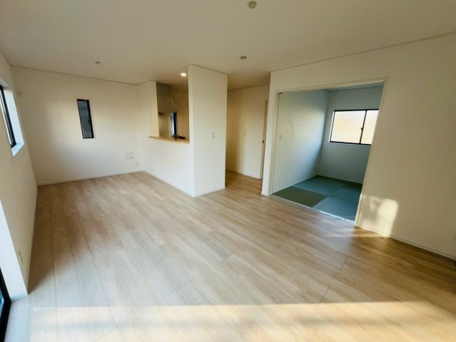 【Cradle Garden】　結城市結城　第４３　全４邸の居間・リビング|〇５号棟　リビング〇
落ち着きのある木目調のリビング。続き間の和室と合わせると開放的な空間が広がります♪
2025年12月撮影