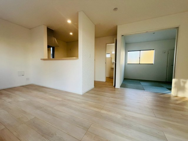 【Cradle Garden】　結城市結城　第４３　全４邸の居間・リビング|〇５号棟　リビング〇
開放感のある対面式キッチン。お料理しながら家族の顔が見られる安心感。キッチンとダイニングが近く食事の用意や片づけが楽々♪
2025年12月撮影