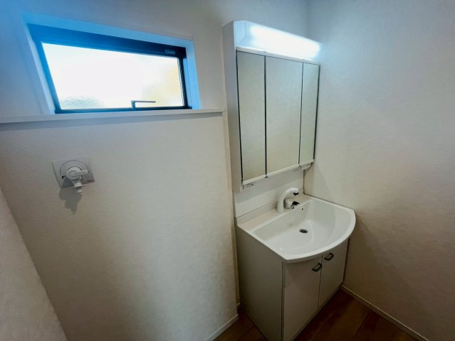 【Cradle Garden】　結城市結城　第４３　全４邸の独立洗面台|〇５号棟　洗面化粧台〇
三面鏡の大きな洗面台は、収納スペースも充実♪鏡の裏も収納スペースになっております（＾＾）
2025年12月撮影