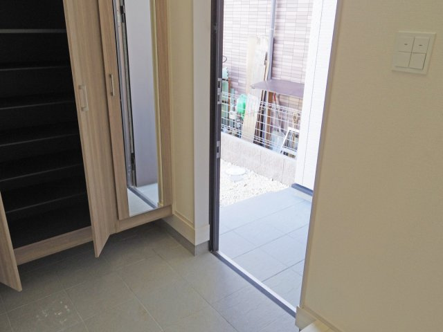 【玄関】 | 御殿場市川島田 新築建売分譲住宅 土地＋建物 TW05922 | 御殿場市川島田2号棟　玄関 ※令和7年11月21日撮影写真