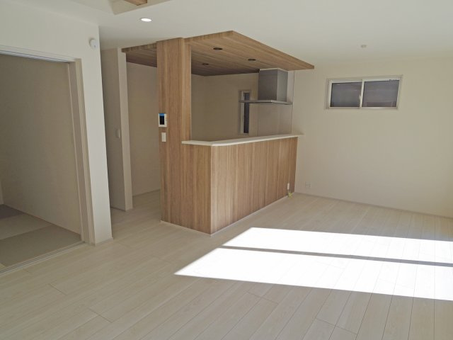 【居間・リビング】 | 御殿場市川島田 新築建売分譲住宅 土地＋建物 TW05922 | 御殿場市川島田2号棟　リビング ※令和7年11月21日撮影写真