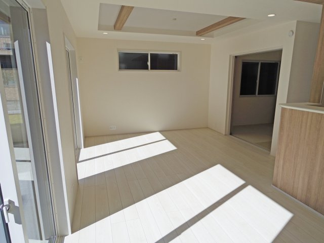 【居間・リビング】 | 御殿場市川島田 新築建売分譲住宅 土地＋建物 TW05922 | 御殿場市川島田2号棟　リビング ※令和7年11月21日撮影写真