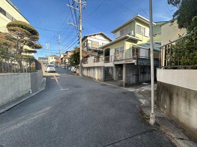 中古戸建　酒井根7の前面道路含む現地写真
