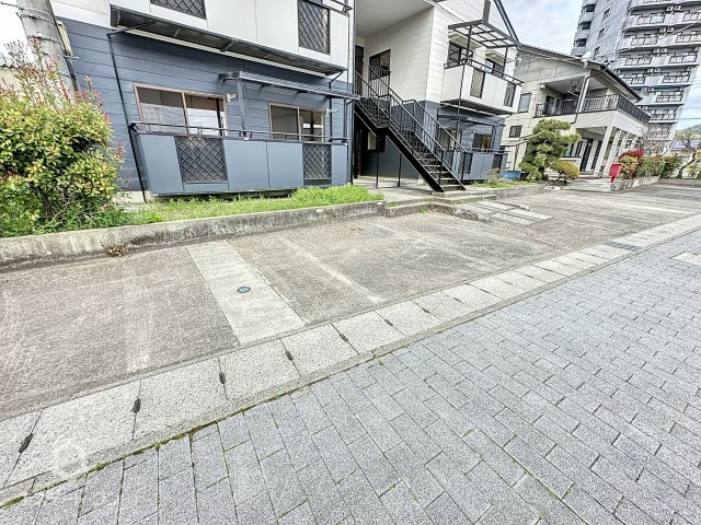 アゼリアコート2の駐車場