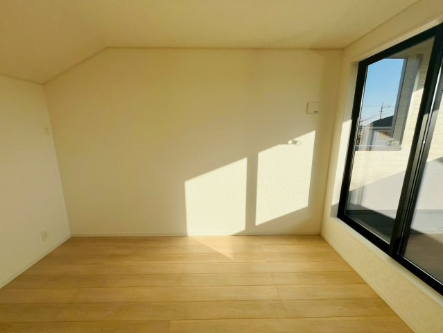 【Cradle Garden】　結城市結城　第４３の洋室|〇６号棟　洋室　6帖〇
大きな窓で２階居室にもしっかりと陽ざしが届いて明るい室内♪バルコニーに面ししているのでお勉強の合間にバルコニーでリフレッシュできます！
2025年12月撮影