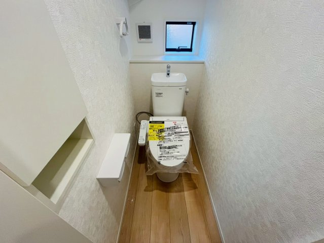 【Cradle Garden】　結城市結城　第４３のトイレ|〇６号棟　トイレ〇
収納＆タオル掛け付きトイレ。ご家族様が多いご家庭の方も安心の1、2階トイレ完備！
2025年12月撮影